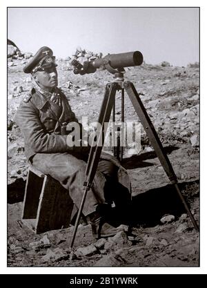 ROMMEL Archive, seconda guerra mondiale, Field Marshall Erwin Rommel "Desert Fox" 1942 con campo da avvistamento visiera a treppiede e binocolo, Field Marshal della seconda guerra mondiale, Erwin Rommel, Desert Fox, comandante dei carri armati della seconda guerra mondiale e leader rispettato Foto Stock