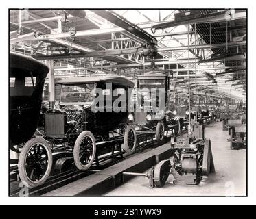 La linea di assemblaggio di automobili Ford Company Model T di Archive 1900 la creazione della linea di assemblaggio mobile da parte del visionario Henry Ford nel suo stabilimento di Highland Park, introdotta il 1° dicembre 1913, ha rivoluzionato l'industria automobilistica e il concetto di produzione in tutto il mondo. La produzione della Model T è notevolmente aumentata. I tempi di produzione di una singola vettura sono diminuiti da oltre 12 ore a soli 93 minuti a causa dell'introduzione della linea di assemblaggio. Il tasso di produzione di Ford del 1914, pari a 308.162, ha eclissato il numero di automobili prodotte da tutti gli altri produttori di automobili messi insieme. Detroit, Michigan, Stati Uniti Foto Stock