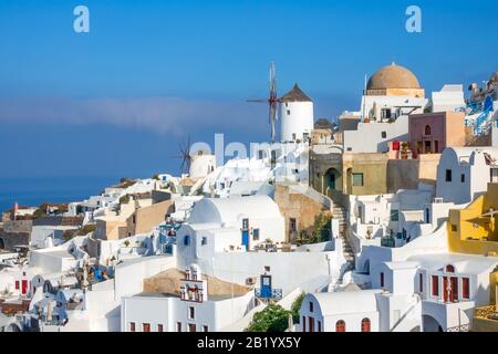 Grecia. Santorini (Thira). Case bianche e mulini a vento su una montagna nel villaggio di Oia Foto Stock