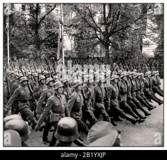 Polonia occupazione WW2 occupazione nazista Wehrmacht truppe tedesche d'oca stepping parade attraverso Varsavia, Polonia 1939 seconda guerra mondiale seconda guerra mondiale soldati tedeschi sfilano attraverso Varsavia per celebrare la conquista della Polonia. Il 1 settembre 1939, la Germania invase la Polonia, avviando la seconda guerra mondiale La Gran Bretagna e la Francia hanno risposto dichiarando guerra alla Germania il 3 settembre. Nel giro di un mese, la Polonia fu sconfitta da una combinazione di forze tedesche e sovietiche. Foto Stock