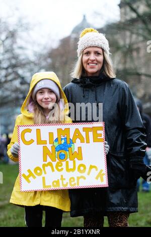 Bristol, UK - Venerdì 28th Febbraio 2020 - giovani studenti manifestanti e famiglie si riuniscono su College Green sotto la pioggia per sostenere il Bristol Youth Strike 4 Climate. Credito: Steven May/Alamy Live News Foto Stock