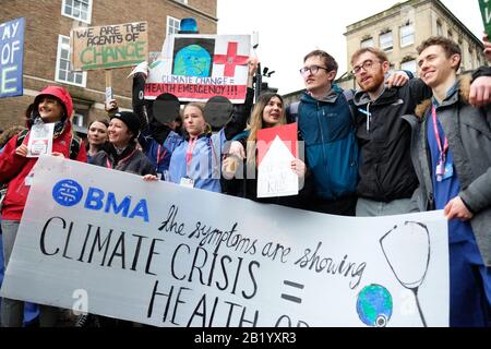 Bristol, UK - Venerdì 28th Febbraio 2020 - giovani studenti di medicina e manifestanti si riuniscono all'inizio della marcia attraverso la pioggia per sostenere il Bristol Youth Strike 4 Climate march. Credito: Steven May/Alamy Live News Foto Stock
