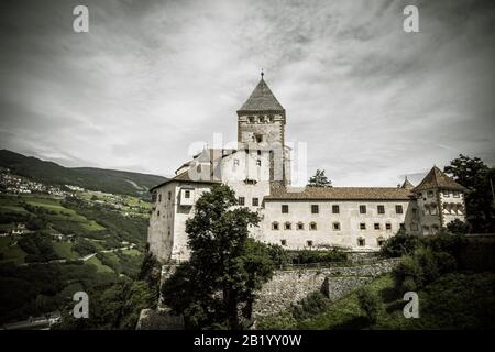 Val ISARCO, ITALIA - 27 LUGLIO 2017: Castel Trostburg è uno dei più grandi complessi fortificati dell'Alto Adige. La storia della fortezza risale bac Foto Stock