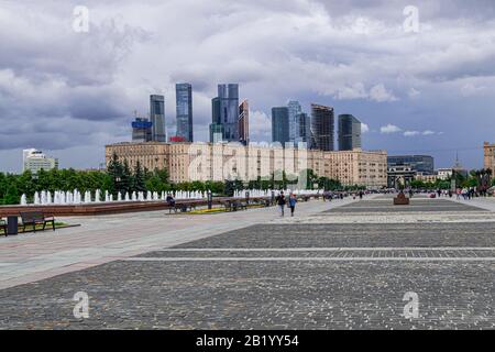 Mosca/Russia; 06 giugno 2019: Parco Victory sulla collina di Poklonnaya, con sfondo dello skyline di Mosca Foto Stock