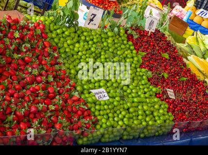 fragole, prugne e ciliegie in vendita sul mercato Foto Stock