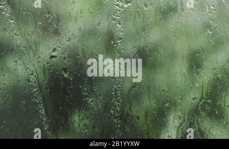 goccia d'acqua sulla finestra di vetro in giorno di pioggia Foto Stock