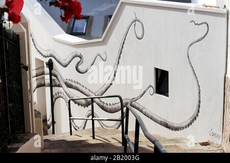 I tentacoli si insinuano in una soleggiata scalinata floreale su Castle Steps, il percorso che va da Main Street alla Upper Rock Reserve, Gibilterra (Art Signed J Darch) Foto Stock