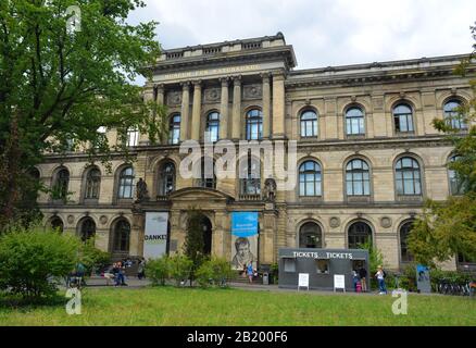 Berlino, Germania 07-07-2019 Museo di Storia Naturale, facciata con biglietteria Foto Stock