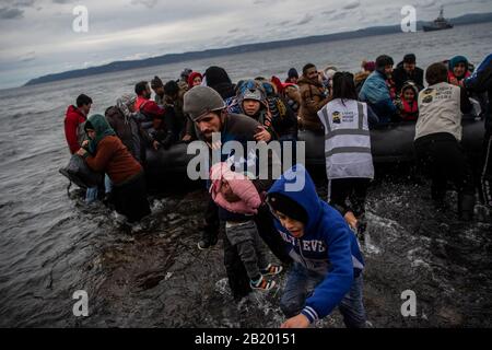 Lesbo, Grecia. 28th Feb, 2020. Una barca con 54 rifugiati afghani, di cui ventiquattro bambini, arriva sull'isola greca di Lesbo. Secondo l’agenzia di notizie di Stato Anadolu, un portavoce del partito al governo turco AKP non ha praticamente nascosto la sua minaccia di aprire le frontiere per i rifugiati nel paese. Credito: Angelos Tzortzinis/Dpa/Alamy Live News Foto Stock