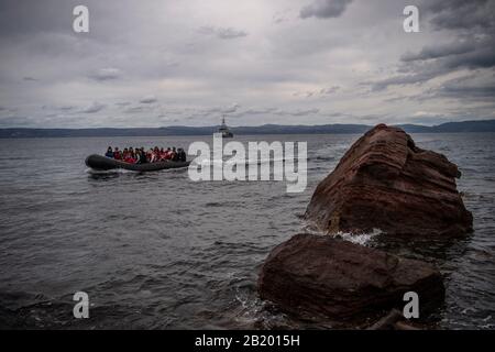 Lesbo, Grecia. 28th Feb, 2020. Una barca con 54 rifugiati afghani, di cui 24 bambini, arriva sull'isola greca di Lesbo. Secondo l’agenzia di notizie di Stato Anadolu, un portavoce del partito al governo turco AKP non ha praticamente nascosto la sua minaccia di aprire le frontiere per i rifugiati nel paese. Credito: Angelos Tzortzinis/Dpa/Alamy Live News Foto Stock