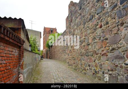 Mura medievali della città di Templin con la torre di porta di Berlino, Berliner Tor Foto Stock