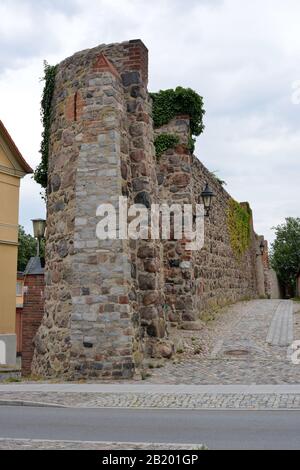 Mura medievali della città vecchia a Templin, Germania Foto Stock