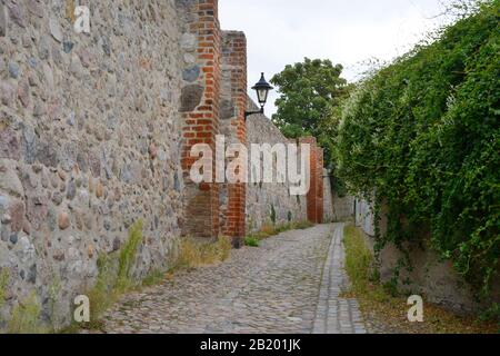 Vecchia cinta muraria medievale a Templin, Germania Foto Stock