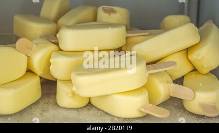 piccoli mini gelati alla vaniglia con bastoncini Foto Stock