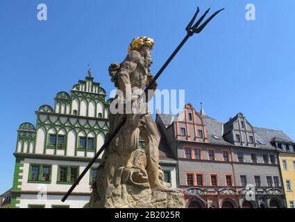 Weimar, Germania, storica piazza del mercato con la fontana Neptun e gli edifici storici Foto Stock