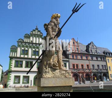 Weimar, Germania 07-25-2019 Piazza del mercato storico con la fontana Neptun e gli edifici storici Foto Stock