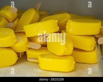 piccoli mini gelati con bastoncini Foto Stock
