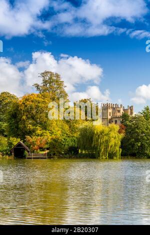 Sherborne 'New' Castle costruito nel 1594 da Sir Walter Raleigh visto attraverso il lago artificiale progettato da Capability Brown, Sherborne, Dorset, Inghilterra, Regno Unito Foto Stock