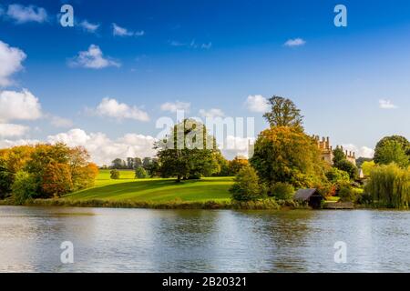 Sherborne 'New' Castle costruito nel 1594 da Sir Walter Raleigh visto attraverso il lago artificiale progettato da Capability Brown, Sherborne, Dorset, Inghilterra, Regno Unito Foto Stock