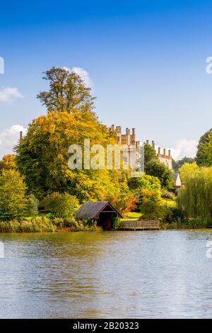 Sherborne 'New' Castle costruito nel 1594 da Sir Walter Raleigh visto attraverso il lago artificiale progettato da Capability Brown, Sherborne, Dorset, Inghilterra, Regno Unito Foto Stock