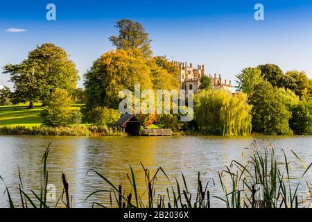 Sherborne 'New' Castle costruito nel 1594 da Sir Walter Raleigh visto attraverso il lago artificiale progettato da Capability Brown, Sherborne, Dorset, Inghilterra, Regno Unito Foto Stock