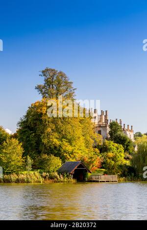 Sherborne 'New' Castle costruito nel 1594 da Sir Walter Raleigh visto attraverso il lago artificiale progettato da Capability Brown, Sherborne, Dorset, Inghilterra, Regno Unito Foto Stock