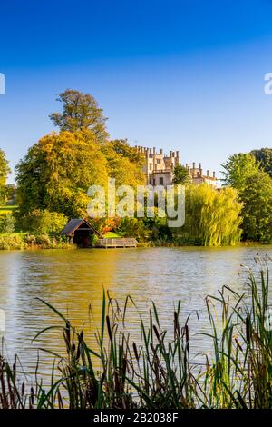 Sherborne 'New' Castle costruito nel 1594 da Sir Walter Raleigh visto attraverso il lago artificiale progettato da Capability Brown, Sherborne, Dorset, Inghilterra, Regno Unito Foto Stock