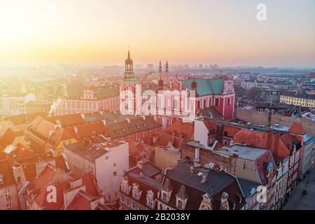 Chiesa parrocchiale vicino al vecchio mercato di Poznan. Basilica Collegiata Nostra Signora del Perpetuo Soccorso, santa Maria Maddalena e santo Vescovo Stanislaw Foto Stock