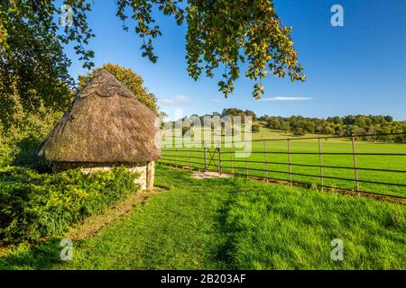 Riparo dal tetto di paglia su parte della grande Digby Estate che circonda Sherborne 'New' Castello costruito da Walter Raleigh nel 1594, Sherborne, Dorset, Inghilterra, Regno Unito Foto Stock