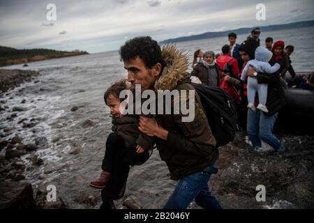 Lesbo, Grecia. 28th Feb, 2020. Una barca con 54 rifugiati afghani, di cui ventiquattro bambini, arriva sull'isola greca di Lesbo. Secondo l’agenzia di notizie di Stato Anadolu, un portavoce del partito al governo turco AKP non ha praticamente nascosto la sua minaccia di aprire le frontiere per i rifugiati nel paese. Credito: Angelos Tzortzinis/Dpa/Alamy Live News Foto Stock