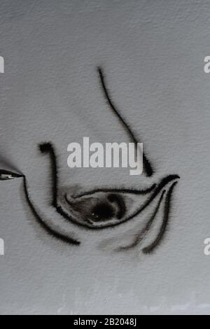 Sequenza di disegno con penna per immersione in India inchiostro su carta acquerello umida con diffusione di inchiostro. Foto Stock