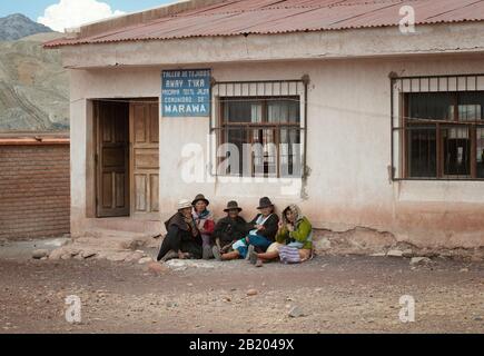 6 Ottobre 2012 - Maragua, Bolivia: Donne Boliviane Indigene Seduti Di Fronte A Un Edificio Di Negozi Foto Stock