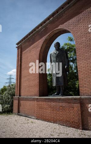 ARTE COMUNISTA - KARL MARX,LENINE SOSTENITORI ED EROI DEL PARTITO OPERAIO SI SONO RIUNITI IN UN UNICO POSTO - MEMENTO PARK BUDAPEST - ERA SOVIETICA - ARTE UFFICIALE COMUNISTA © FRÉDÉRIC BEAUMONT Foto Stock