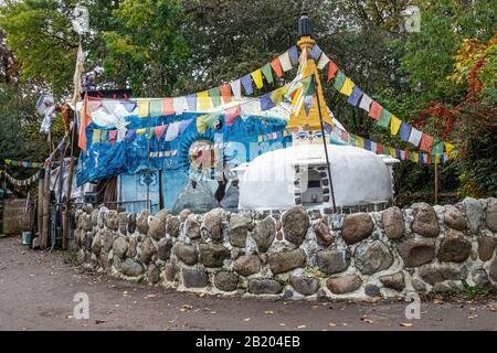 Tempio buddista di Stupa con bandiere e dettagli decorativi qurky a Freetown Christiania, Copenhagen Foto Stock