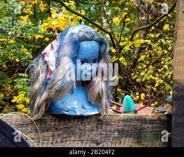 Tempio buddista di Stupa con bandiere e dettagli decorativi qurky a Freetown Christiania, Copenhagen Foto Stock