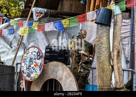 Tempio buddista di Stupa con bandiere e dettagli decorativi qurky a Freetown Christiania, Copenhagen Foto Stock