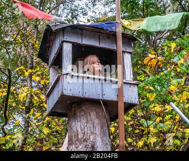 Tempio buddista di Stupa con bandiere e dettagli decorativi qurky a Freetown Christiania, Copenhagen Foto Stock