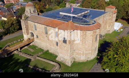 Una foto aerea del drone di Colchester Castle che mostra il nuovo tetto e la città circostante Foto Stock