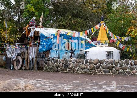 Tempio buddista di Stupa con bandiere e dettagli decorativi qurky a Freetown Christiania, Copenhagen Foto Stock