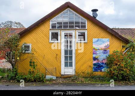 Colourful House Exterior a Freetown Christiania, una comunità hippie e comune istituito da squatters a Copenaghen, Danimarca Foto Stock