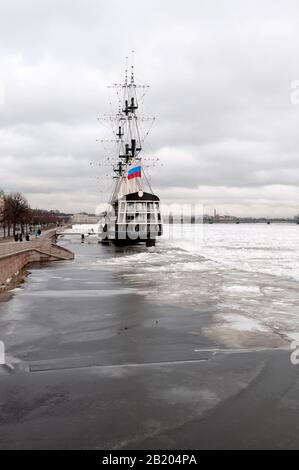 San Pietroburgo, Russia – 13 febbraio 2020: La fregata con bandiera russa sul fiume Neva vicino all'Embankment Petrovskaya nella giornata invernale Foto Stock