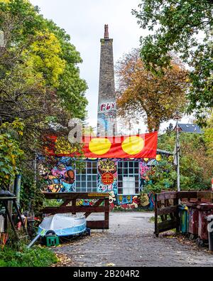 Colorato edificio esterno a Freetown Christiania, una comunità hippie e comune istituito da squatters a Copenaghen, Danimarca Foto Stock