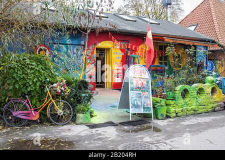 Chritiania Art Shop a Freetown Christiania, una comunità hippie e comune istituito da squatters a Copenaghen, Danimarca Foto Stock