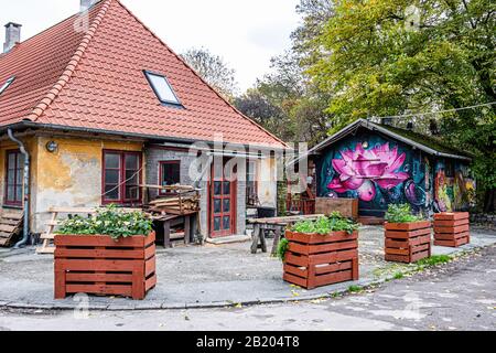 Colorato edificio esterno a Freetown Christiania, una comunità hippie e comune istituito da squatters a Copenaghen, Danimarca Foto Stock