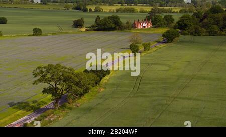 Una fotografia aerea da un drone di campi arabili e boschi nella pittoresca campagna dell'essex Foto Stock