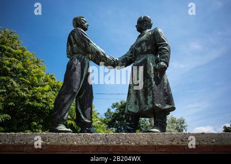 ARTE COMUNISTA - KARL MARX,LENINE SOSTENITORI ED EROI DEL PARTITO OPERAIO SI SONO RIUNITI IN UN UNICO POSTO - MEMENTO PARK BUDAPEST - ERA SOVIETICA - ARTE UFFICIALE COMUNISTA © FRÉDÉRIC BEAUMONT Foto Stock