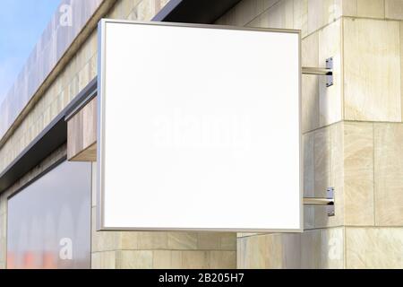 Cartellone quadrato o cartellonistica sulla parete di mattoni rossi con mock-up di cartelli bianchi vuoti. Vista laterale Foto Stock