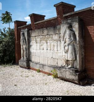 ARTE COMUNISTA - KARL MARX,LENINE SOSTENITORI ED EROI DEL PARTITO OPERAIO SI SONO RIUNITI IN UN UNICO POSTO - MEMENTO PARK BUDAPEST - ERA SOVIETICA - ARTE UFFICIALE COMUNISTA © FRÉDÉRIC BEAUMONT Foto Stock