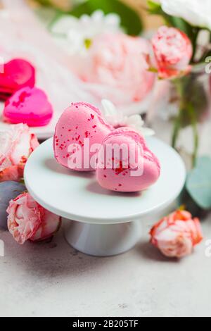 Mararoni rosa a forma di cuore su un supporto Foto Stock