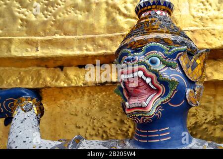 Il Grand Palace Di Bangkok, Thailandia. Statua di gigante demone guardiano. Foto Stock